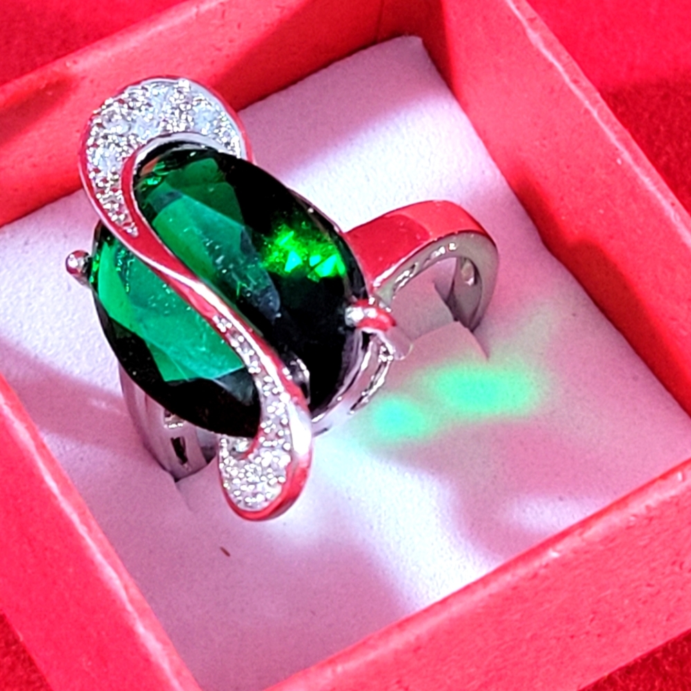 SILVER PLATED AND GREEN CRYSTAL RING SIZE 8.1/2